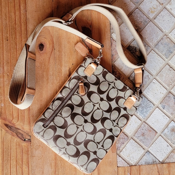 Coach Legacy Signature Swingpack Crossbody - Picture 2 of 5